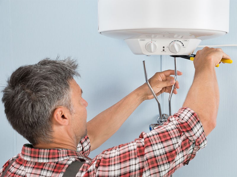 Foto de técnico reparando Termo Saunier Duval.