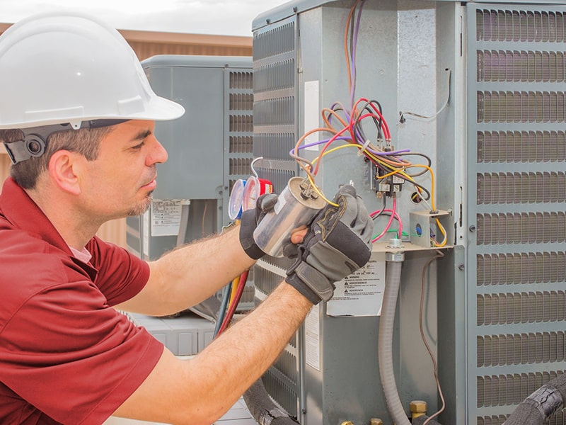 Foto de técnico reparando Aire Acondicionado Saunier Duval.